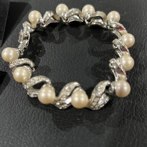 Pearl like Bracelet and drop earrings! Gorgeous! - Picture 2 of 7